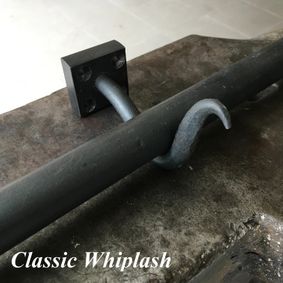 Whiplash houder voor metalen gordijnbuis