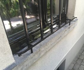 Gesmede plantenhouder vensterbank (detail)
